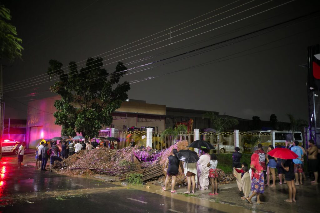 Chuva forte alaga bairros e casas em Cuiabá; Defesa Civil vai retirar moradores de áreas de risco