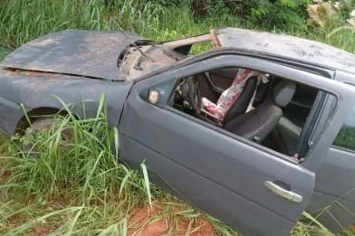 Grávida e mais dois ficam feridos após carro sair da pista e colidir em barranco