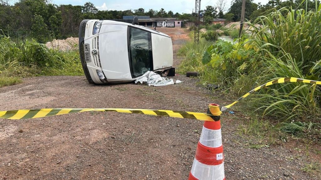 Motorista de 78 anos morre após cair com carro de barranco na BR-163