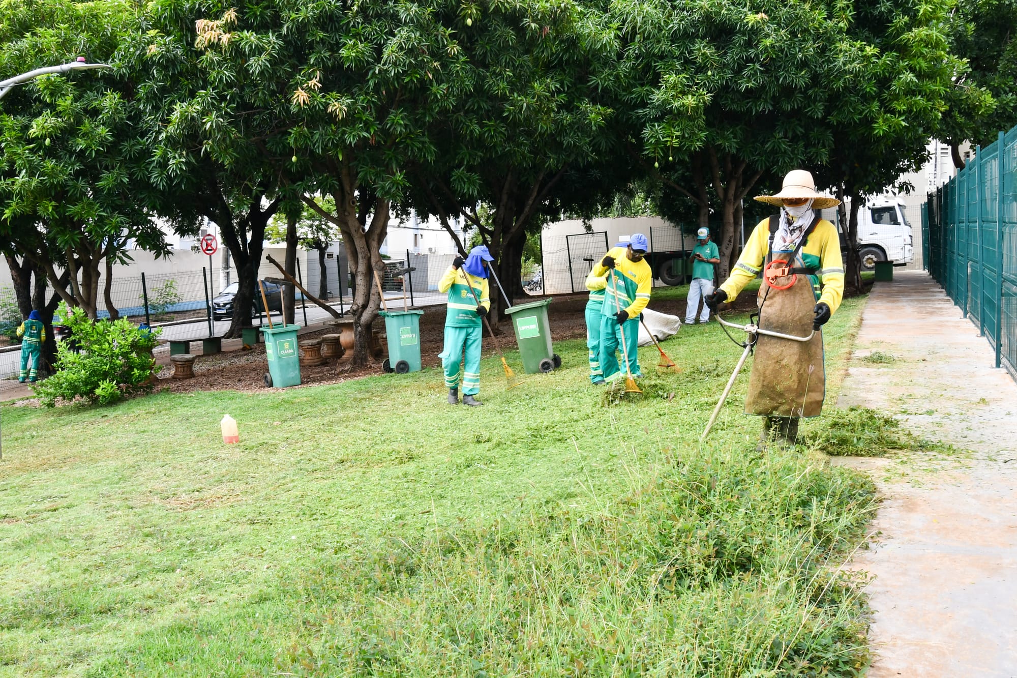 Mutirão de limpeza atende nove pontos da cidade neste final de semana