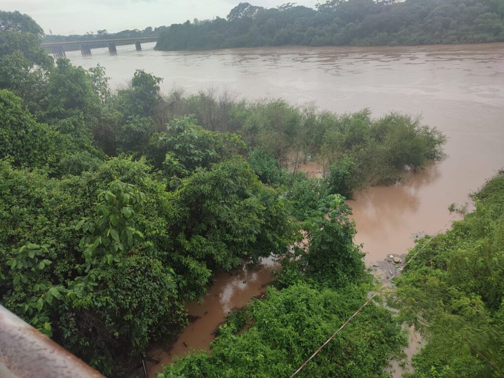 Nível do Rio Cuiabá se aproxima da "cota de atenção"; córrego transborda e invade residências na capital