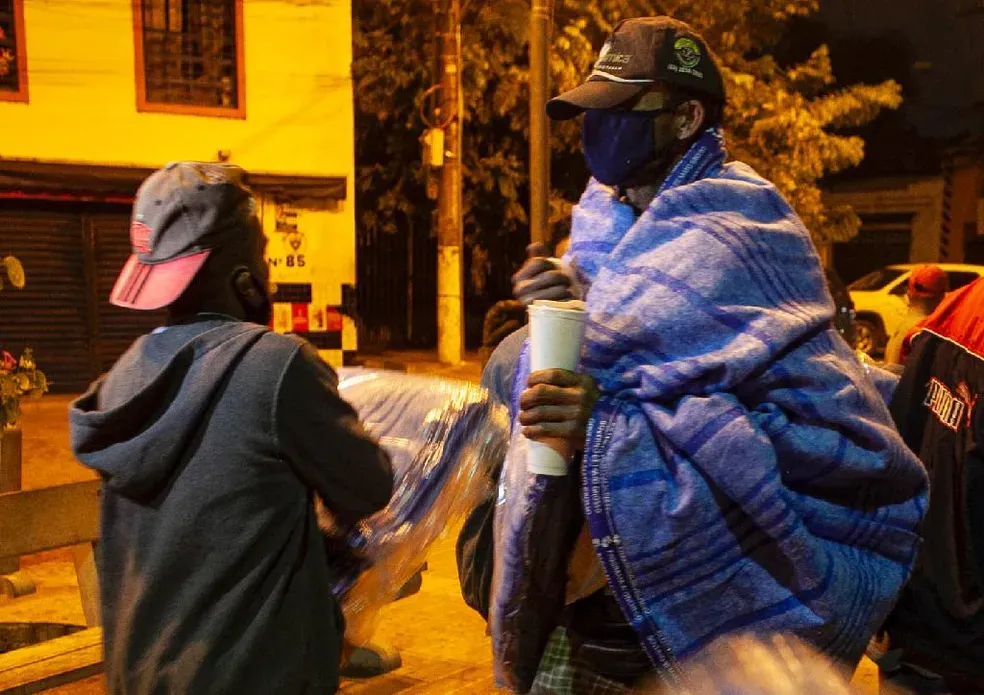 Prefeito vai proibir distribuição de marmitas para moradores de rua na capital