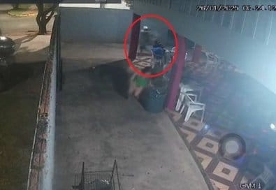 Vídeo flagra suspeito atirando em bar após se recusar a pagar conta; uma pessoa fica ferida