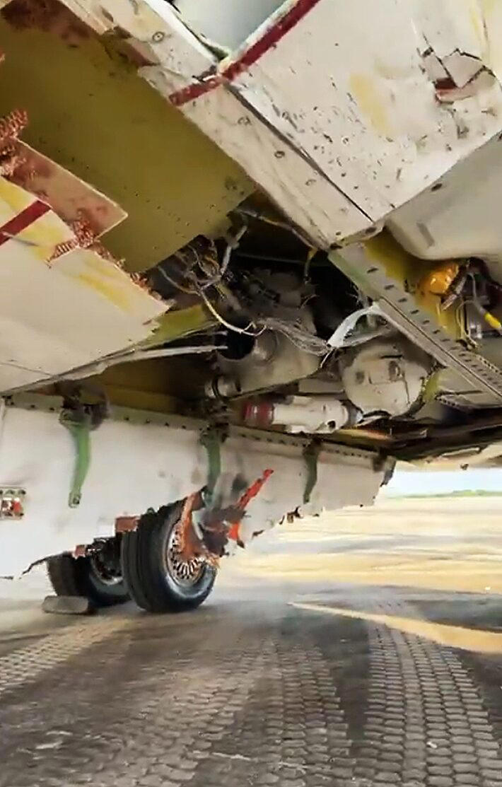 Veja como ficou avião após bater em carro na pista do aeroporto do Galeão, no Rio