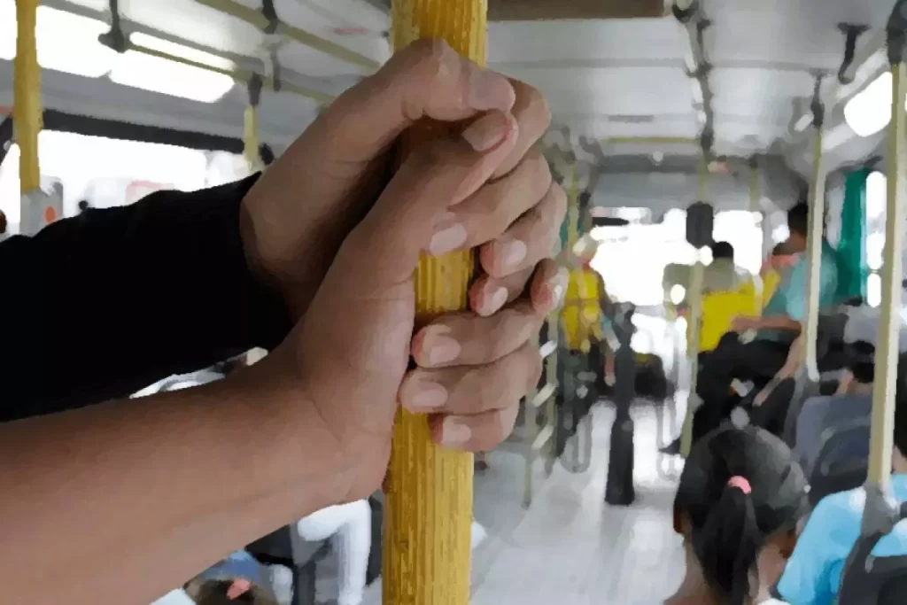 Homem se masturba na frente de adolescente de 17 anos dentro de ônibus em Cuiabá