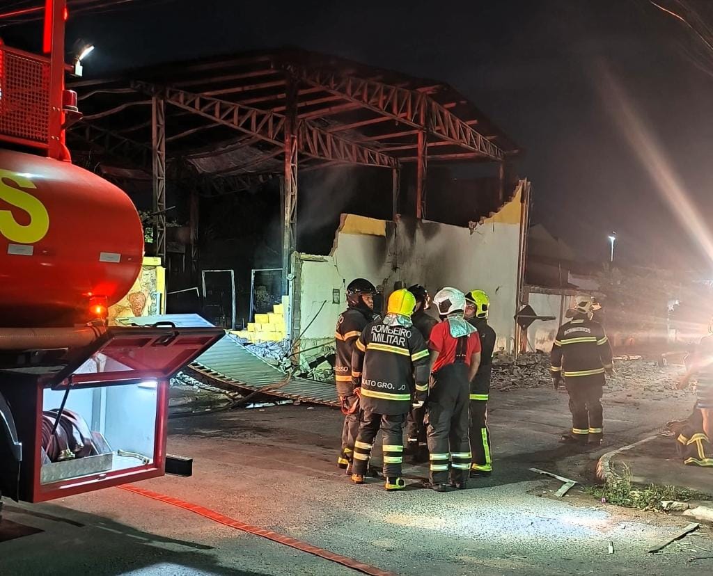 Incêndio de grandes proporções destrói fábrica de espuma durante a noite em bairro de Cuiabá