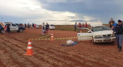 Mulher morre ao ser arremessada de carro durante capotamento em estrada de terra