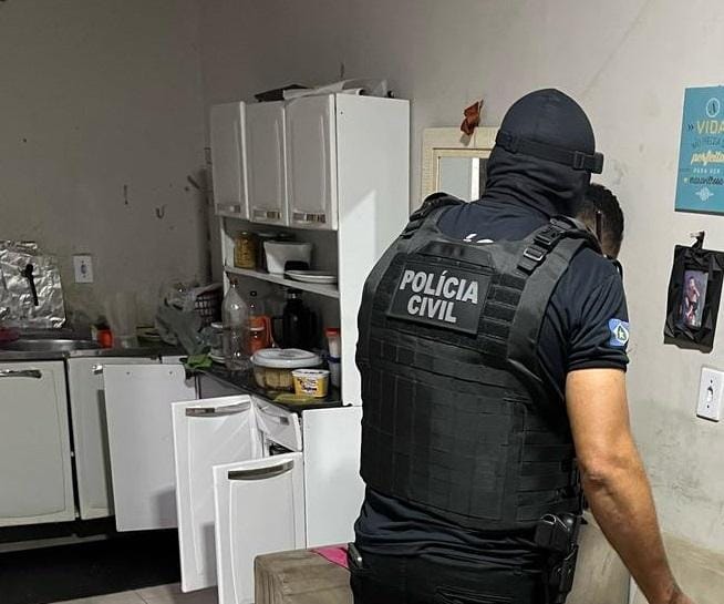 Polícia Civil cumpre mandados contra influencer que usava rede social para promover facção criminosa