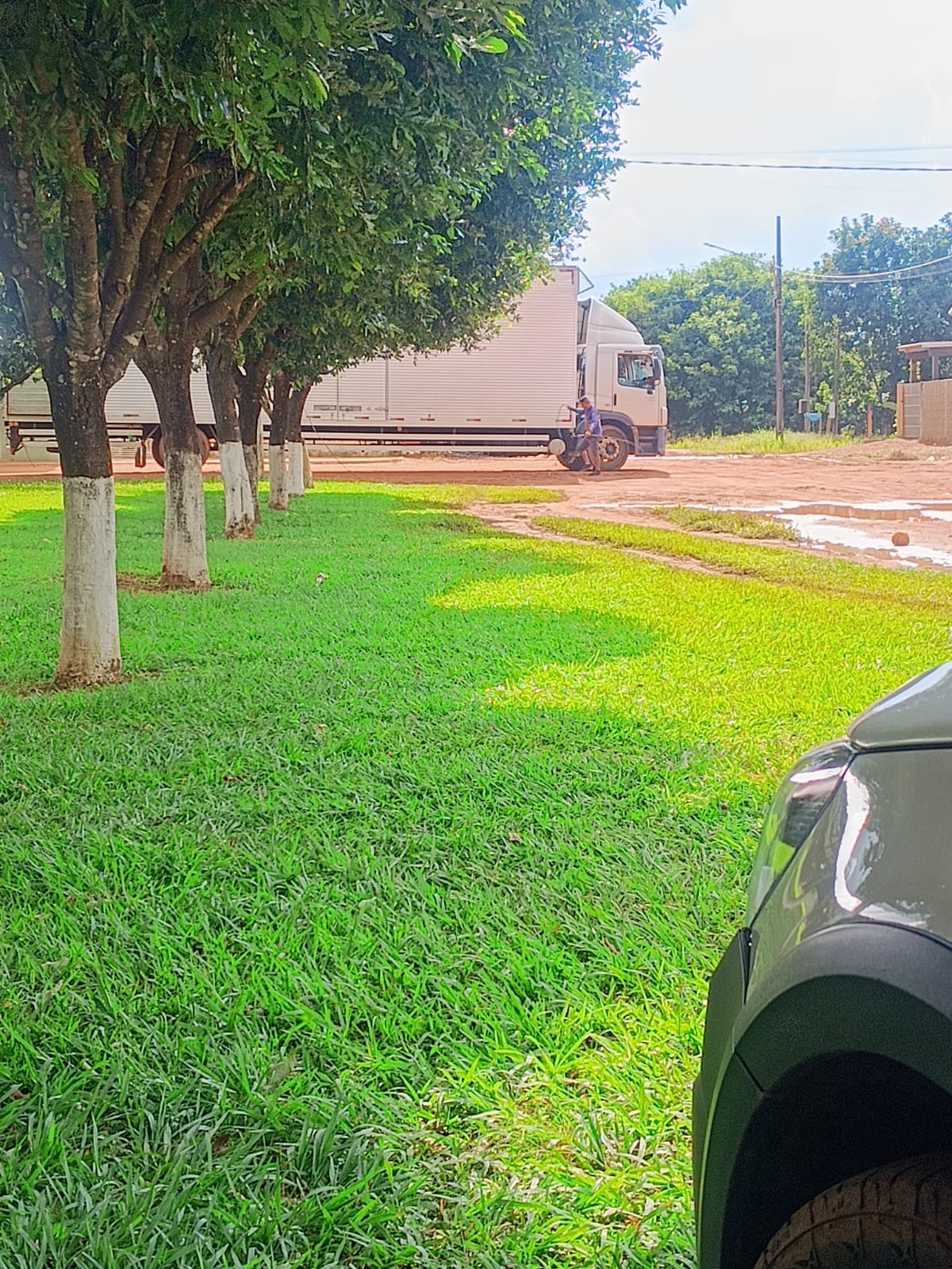 Caminhão de vendedor de sofá, enroscam em rede elétrica e derruba padrão de energia de residência em Vila Simione em Itanhangá