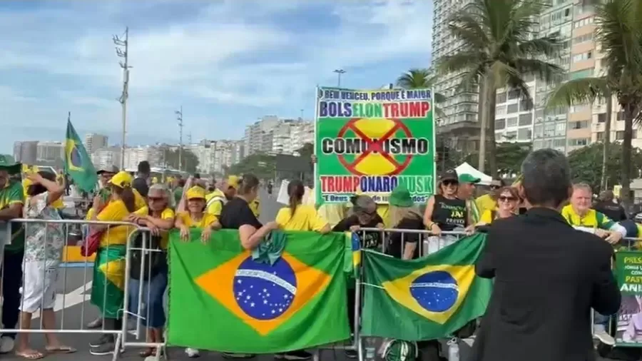 Bolsonaro volta a Copacabana por anistia aos presos por atos de 8 de janeiro