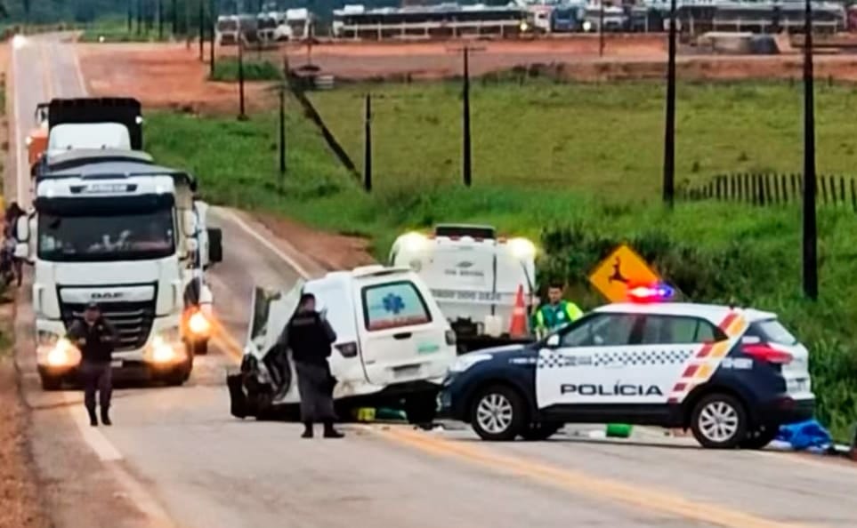 Cinco pessoas ficam feridas após colisão frontal entre caminhão de lixo e ambulância em rodovia