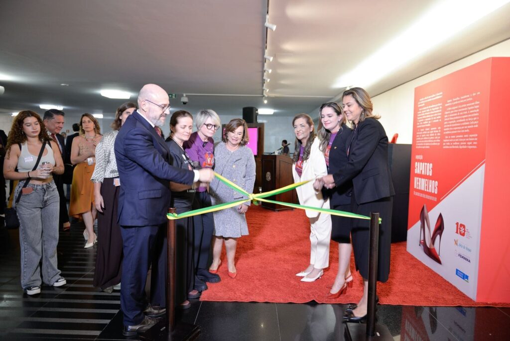 Exposição Sapatos Vermelhos lembra vítimas do feminicídio