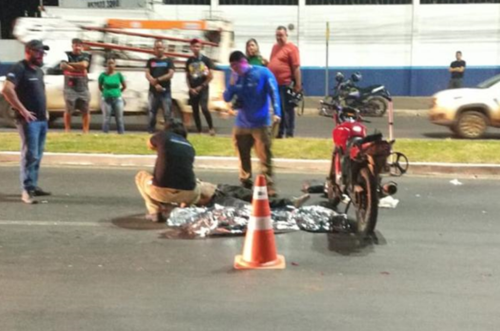 Motociclista de 20 anos morre após cair e ser atropelado por caminhão-pipa em Cuiabá