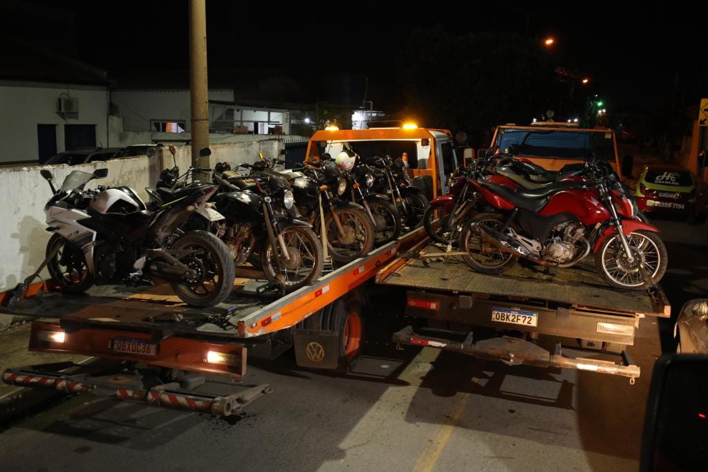 PM e Prefeitura de Cuiabá removem 25 veículos irregulares no bairro Pedra 90