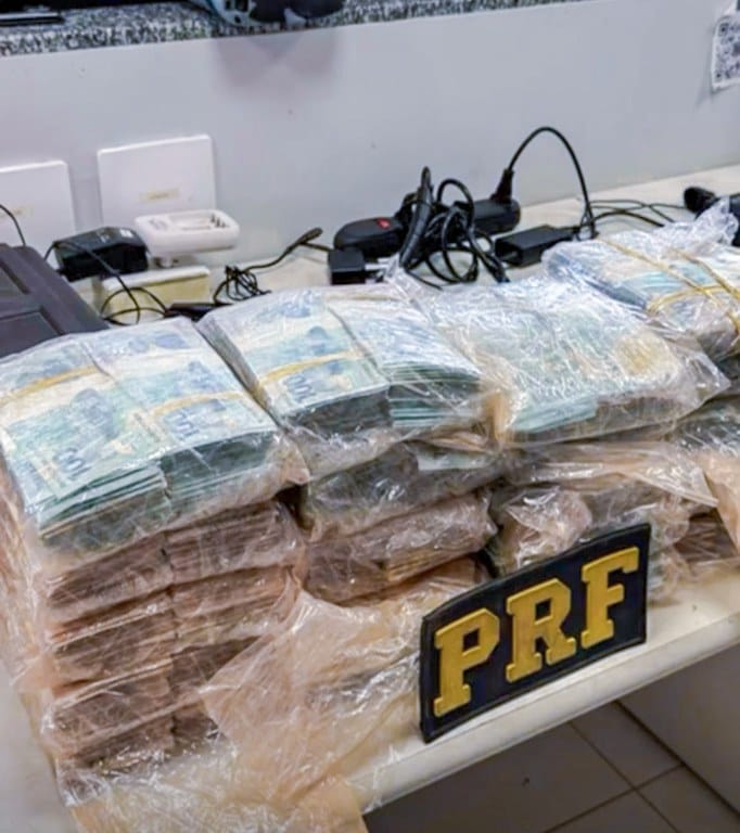 PRF apreende quase R$ 1 milhão em dinheiro vivo em fundo falso de veículo em Cuiabá