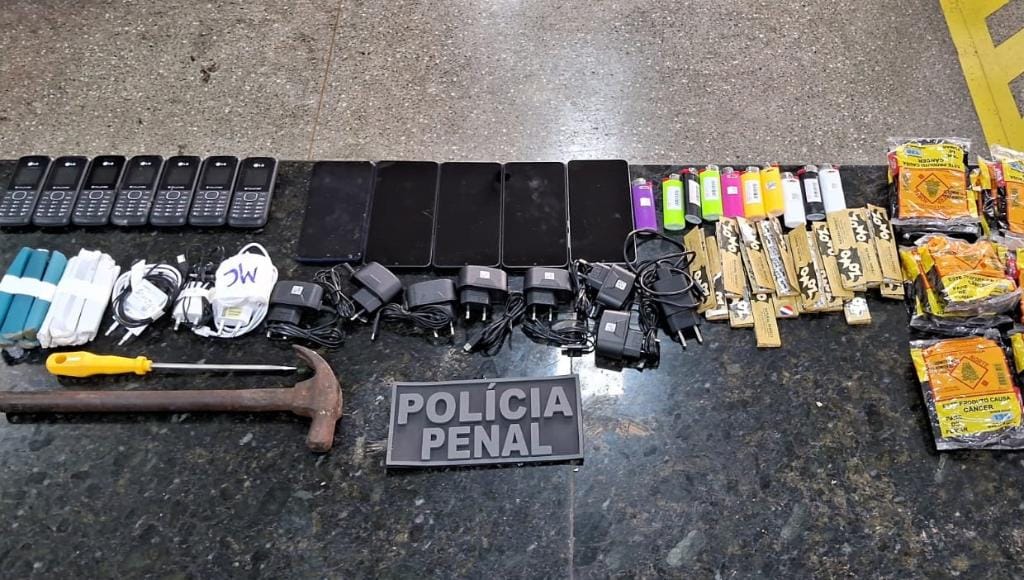 Varredura localiza pacote com 12 celulares e carregadores arremessado para dentro de penitenciária