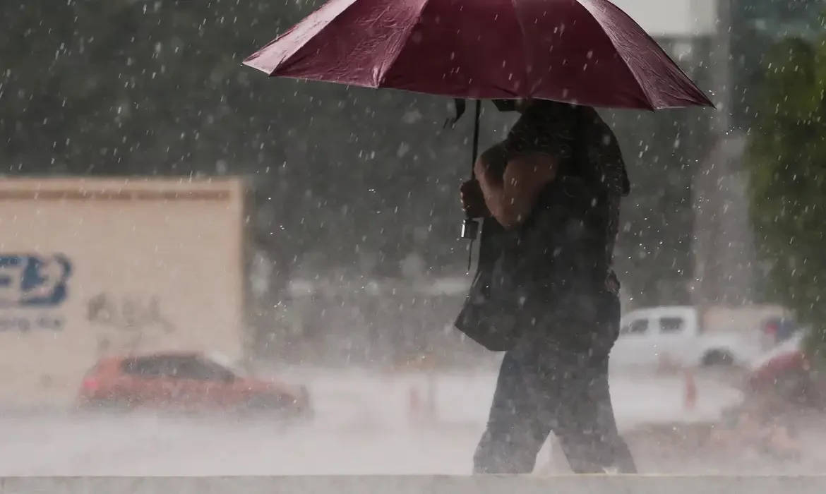 ULTIMA SEMANA DO MÊS :Previsão do tempo: Inmet alerta para temporais e calor extremo em várias regiões