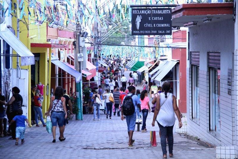 Comércio fecha sexta-feira, mas abre no feriado de Tiradentes; órgãos públicos voltam na terça