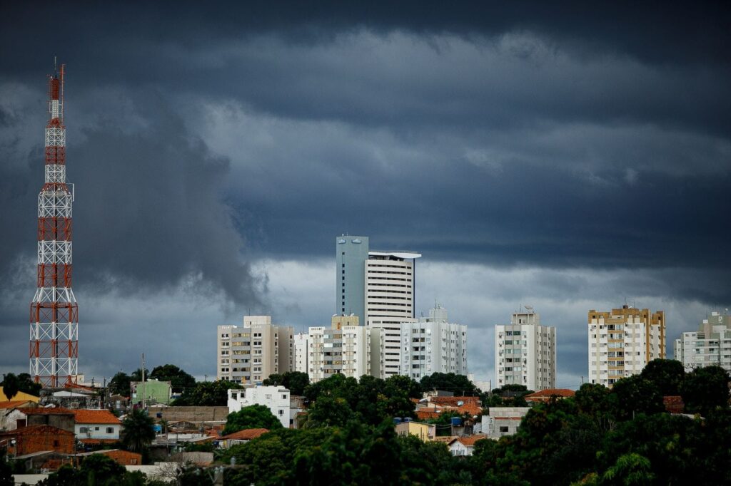 Defesa Civil mantém alerta para chuvas intensas em Cuiabá neste final de semana