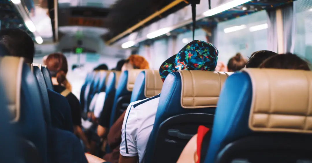 Aplicativo terá que indenizar jovens de MT que perderam festival após ônibus ser apreendido