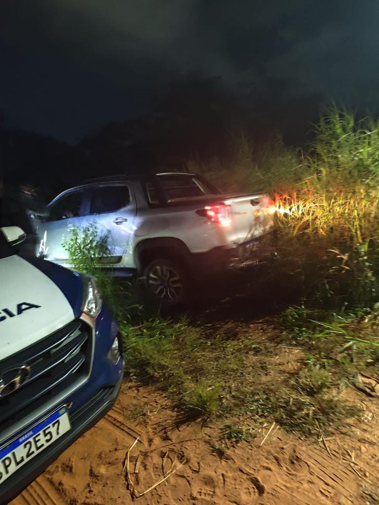 Bandidos invadem chácara, fazem família refém e levam caminhonete e TV