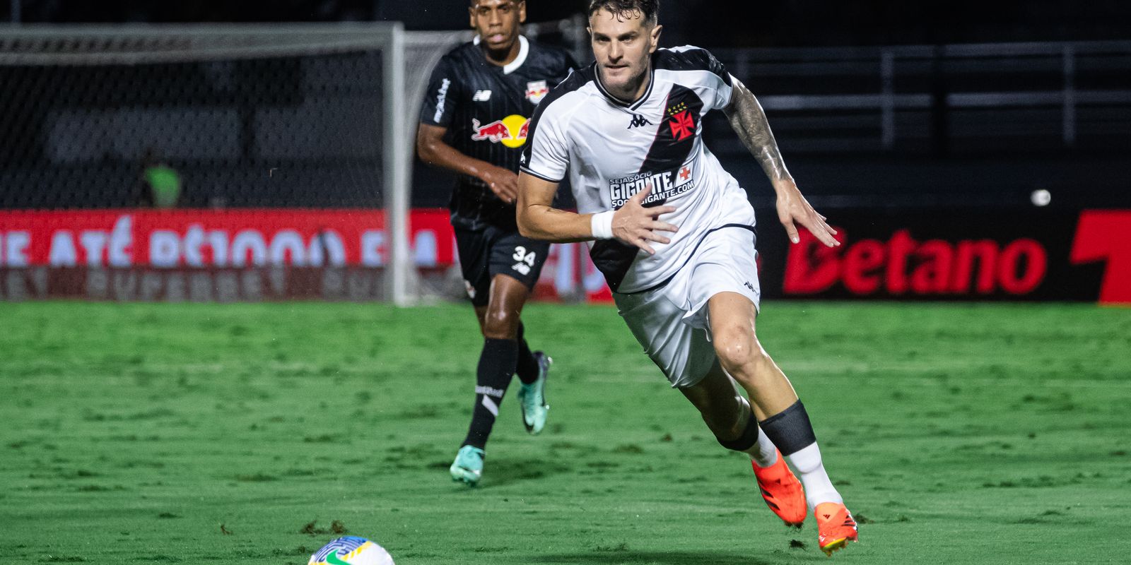 Brasileiro: Vasco enfrenta Bragantino para tentar se afastar do Z4