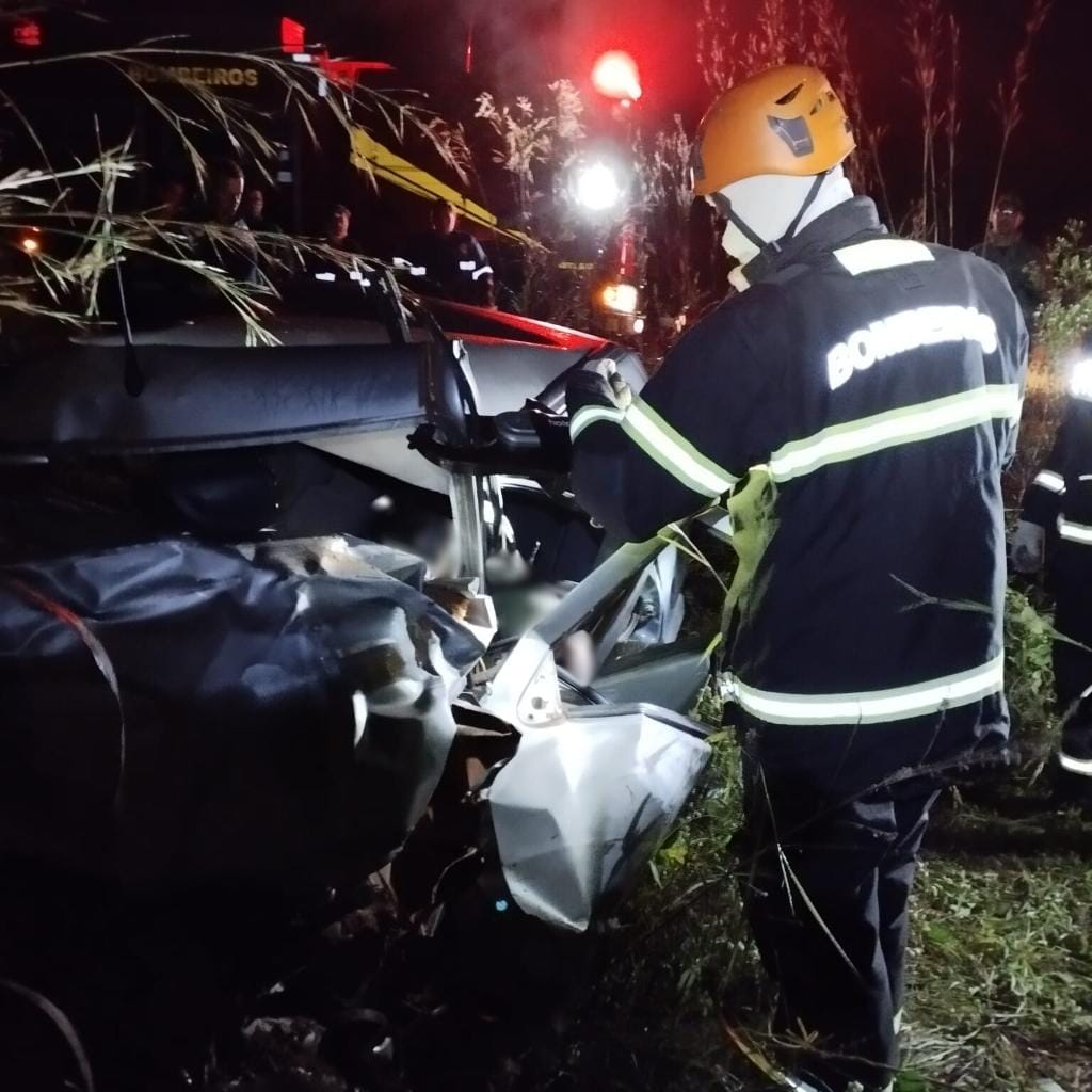 Capotamento de veículo em rodovia estadual deixa um morto e outro ferido