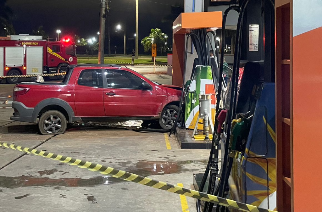 Carro invade posto e atinge bomba de combustível durante a madrugada em MT