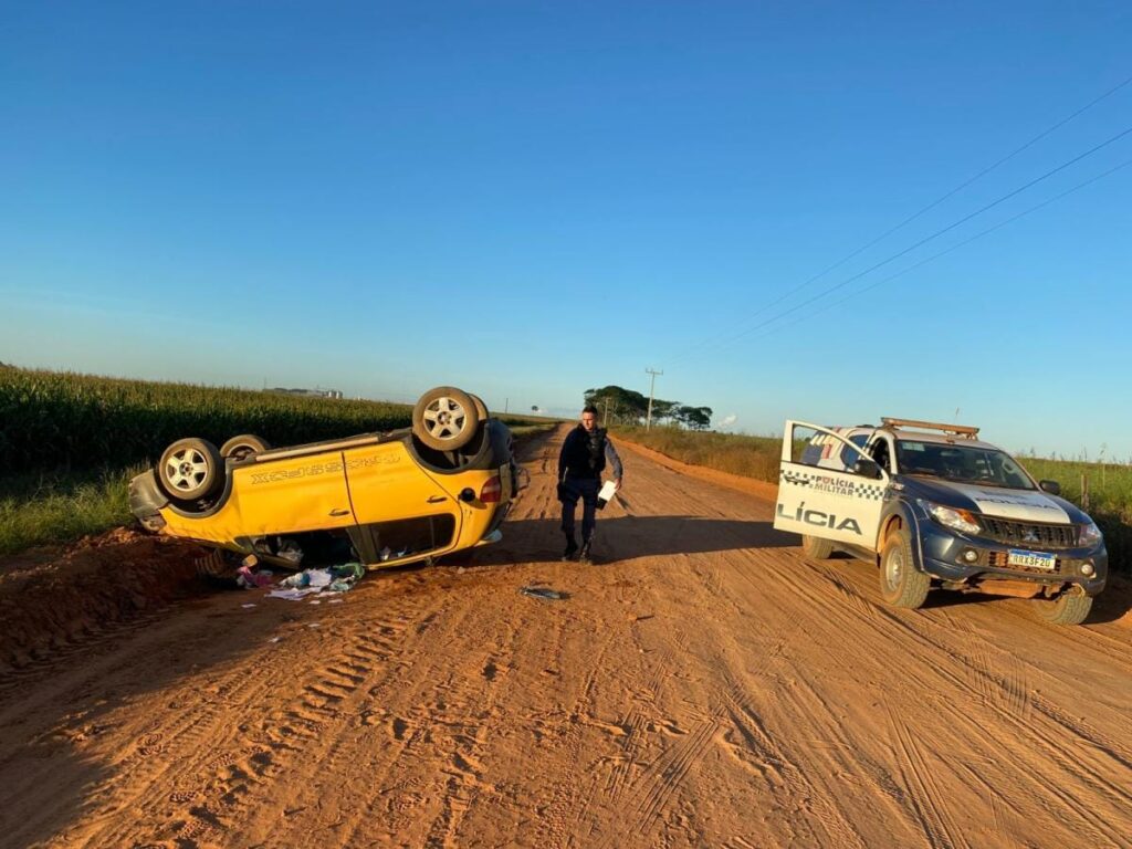 Homem mata dois idosos em fazenda, capota carro em estrada e é preso pela PM bebendo em bar