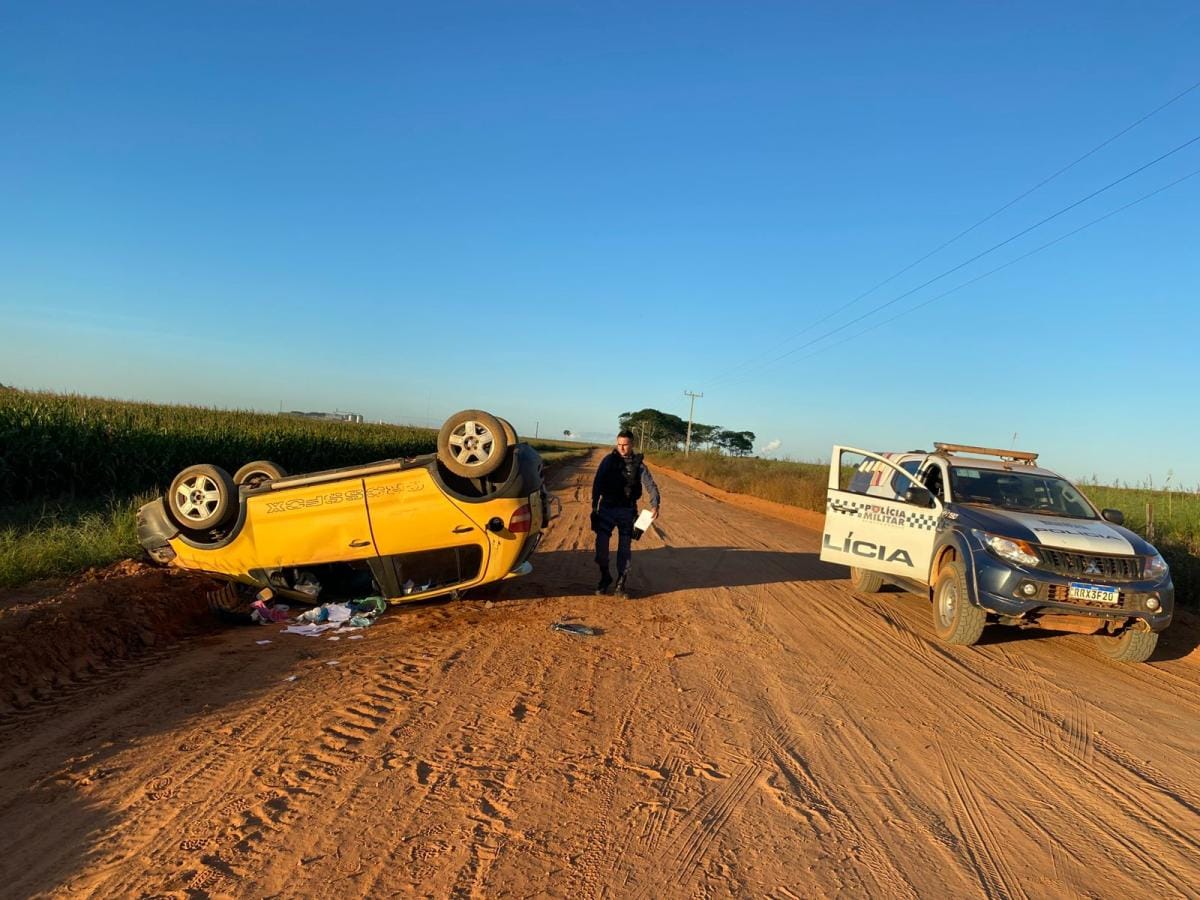 Homem mata dois idosos em fazenda, capota carro em estrada e é preso pela PM bebendo em bar