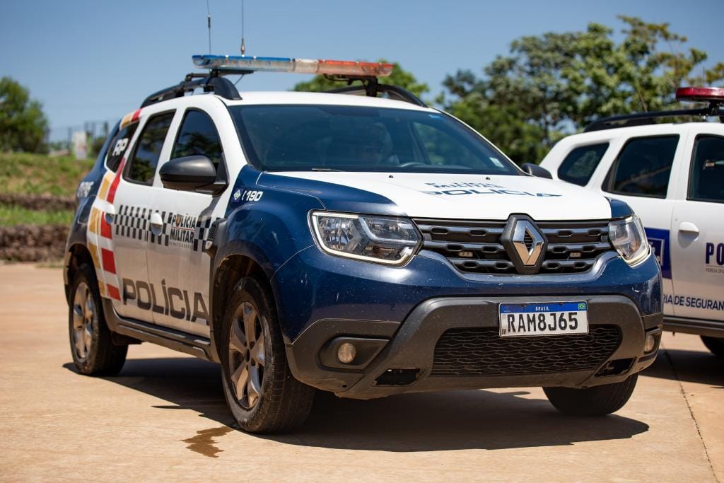 Homem morre após tentar atacar PMs com faca e ser atingido por bala de borracha