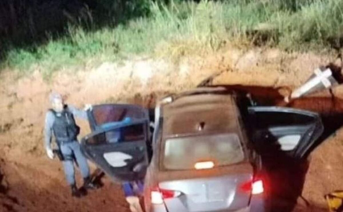 Homem morre e três ficam feridos após carro colidir com barranco em MT