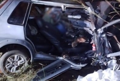 Motorista morre e passageiro fica ferido após carro sair da pista e capotar na MT-130