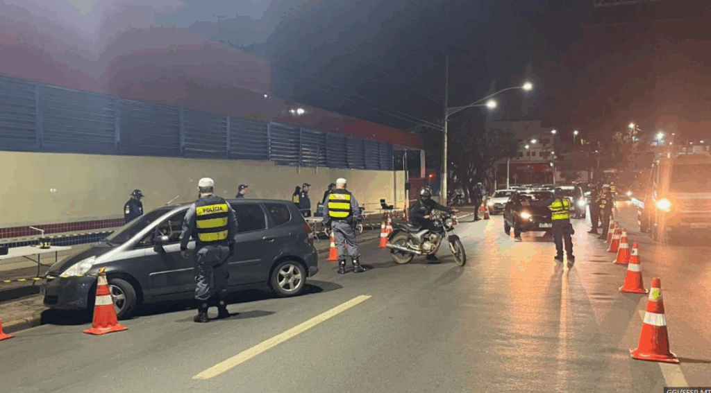 Operação em duas avenidas de Cuiabá ao mesmo tempo termina com 13 pessoas presas