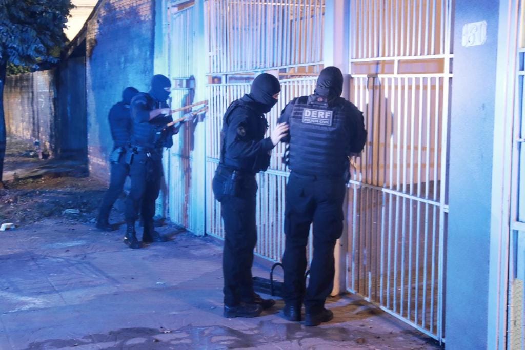 Operação prende 37 pessoas, apreende drogas, armas e bloqueia contas vinculadas à facção