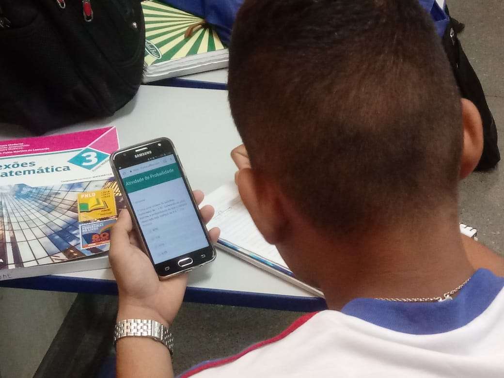 Prefeita sanciona Lei municipal que proíbe uso de celulares em sala de aula em Várzea Grande