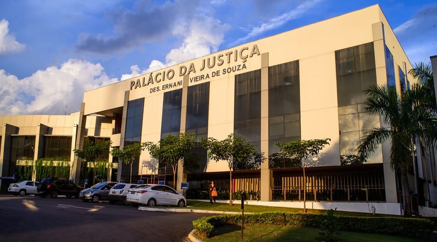TJ recua e suspende portaria que proibia blusinhas e chinelos em unidades do Judiciário em MT
