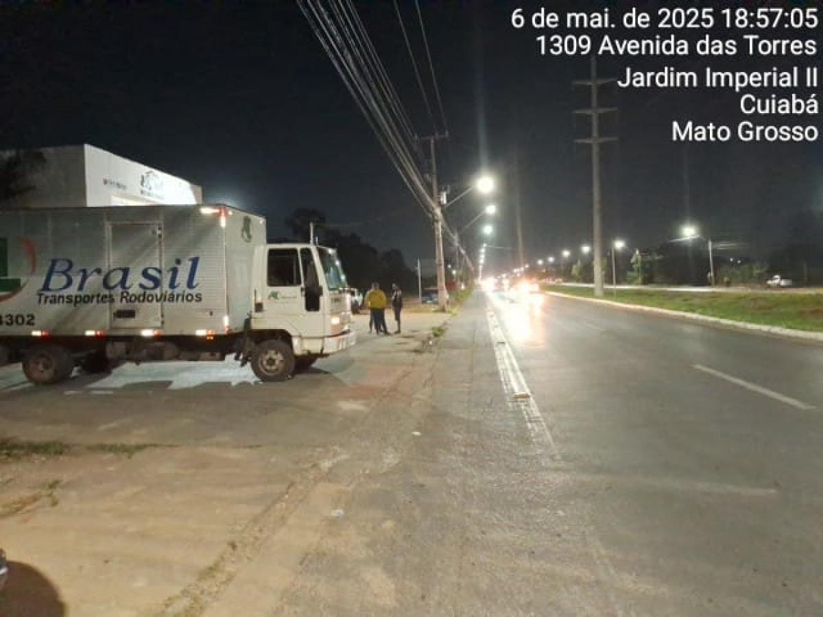 Vídeo mostra momento em que motociclista bate em caminhão e morre na Avenida das Torres