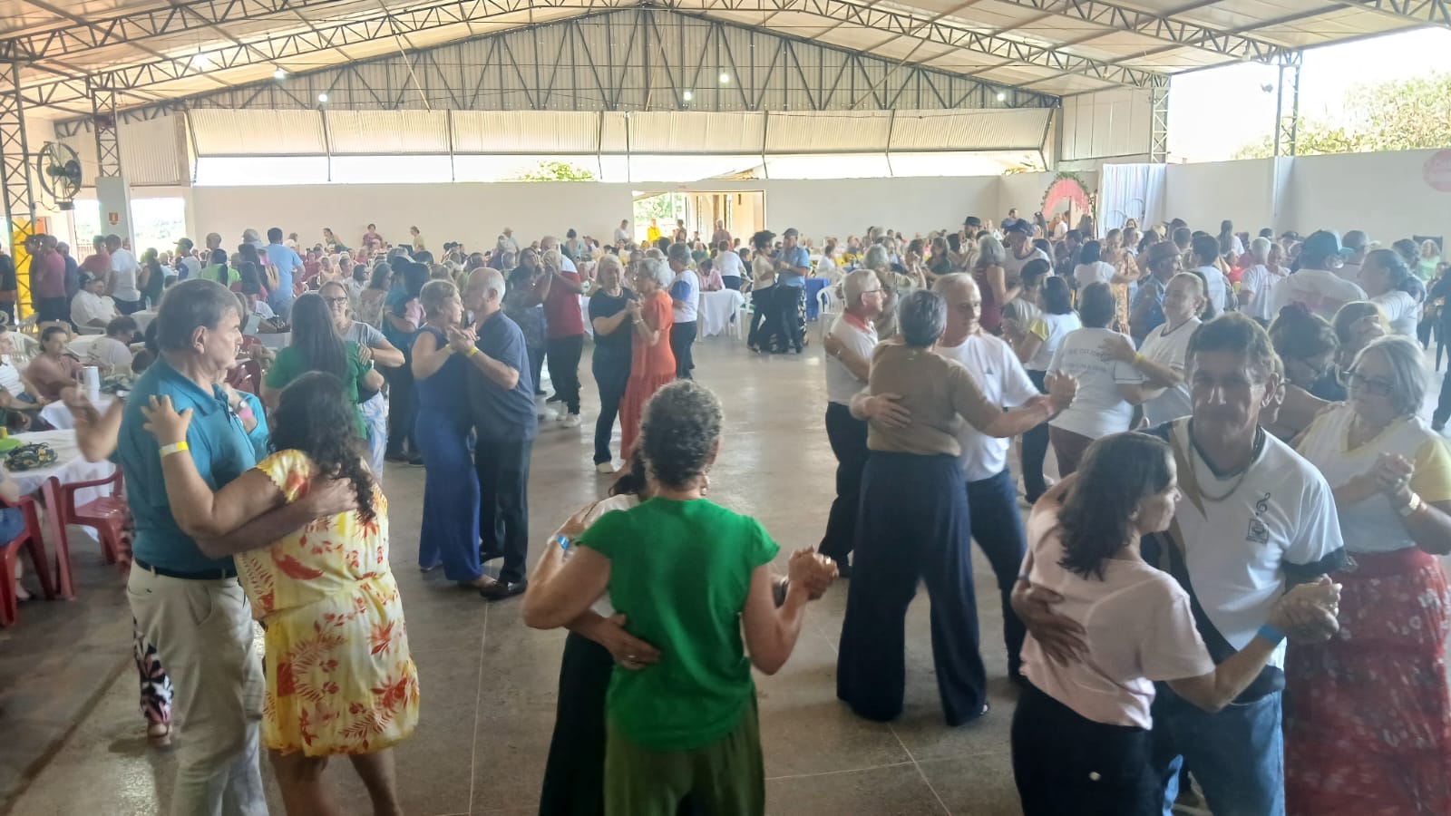ITANHANGÁ-MT: Festa da 3ª idade está movimentando a cidade neste fim de semana, e reuniu centenas de pessoas neste dia (04-05)