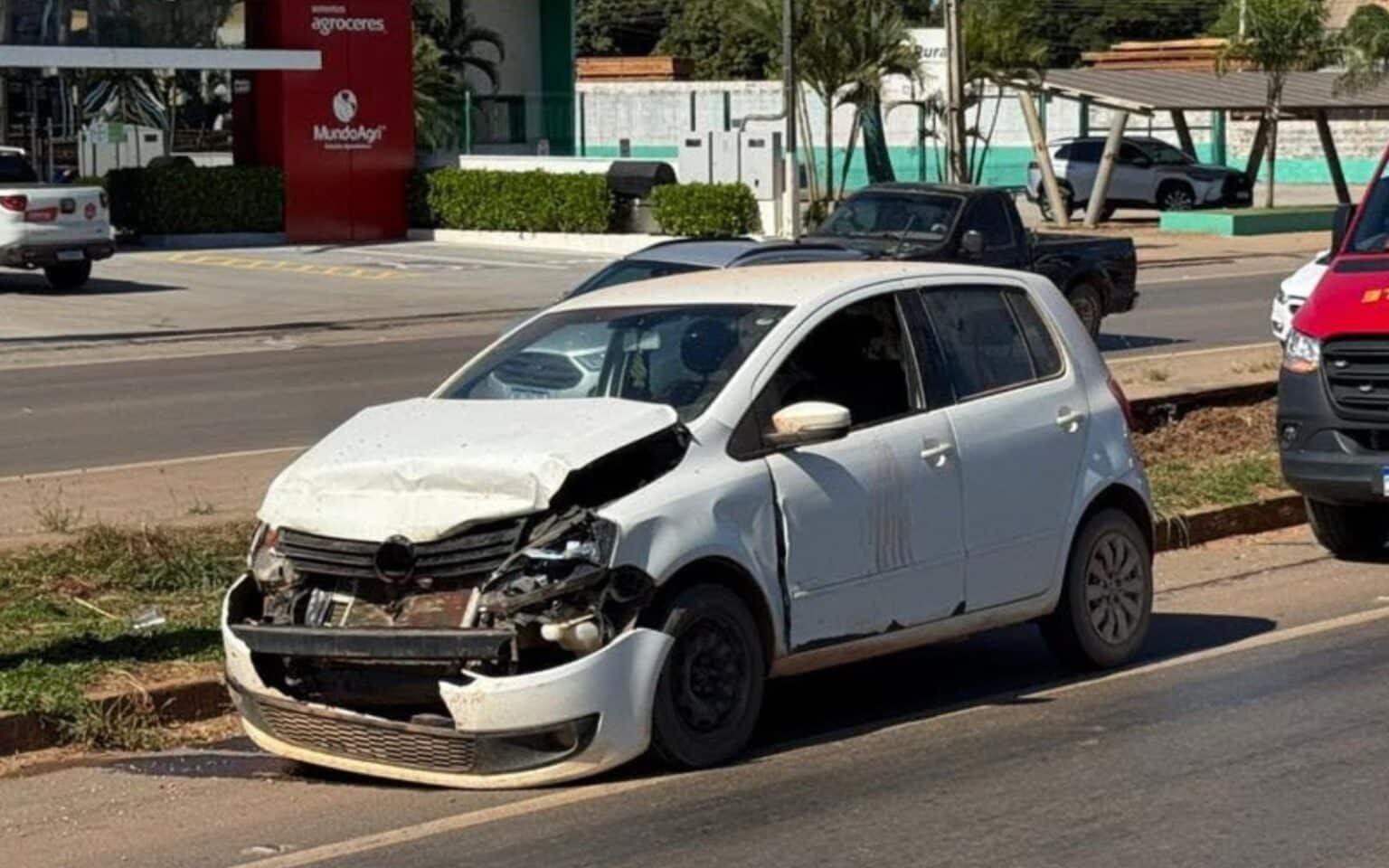 Sorriso: carro e caminhonete colidem na BR-163; uma ferida