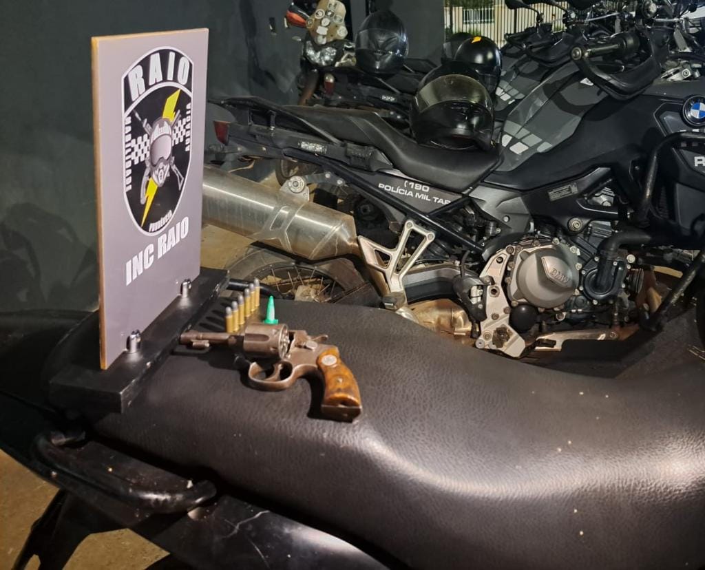 Adolescente é apreendido pela PM com motocicleta, revólver e porção de entorpecente