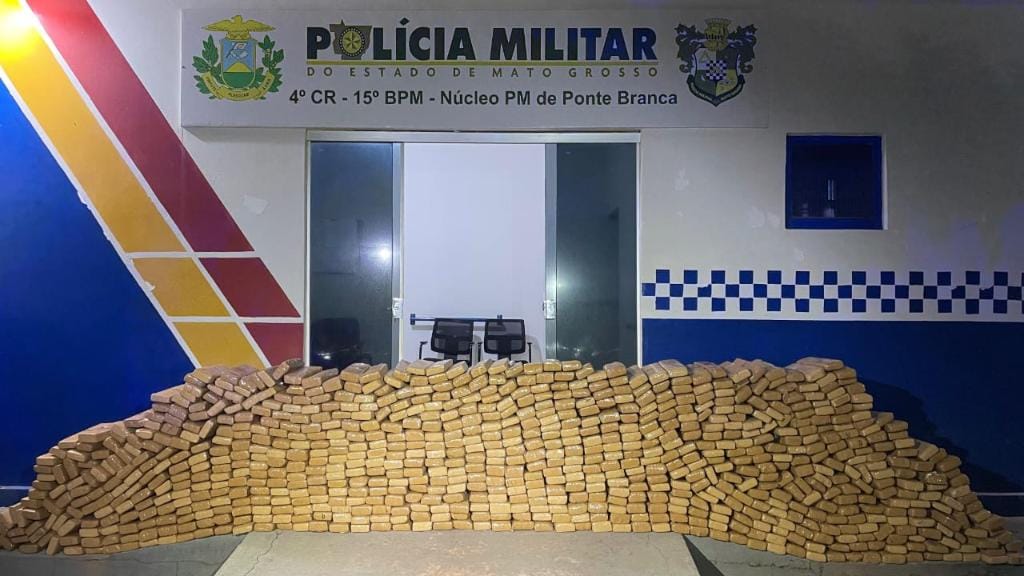 Caminhonete capota com mais de 800 kg de maconha em rodovia de MT e traficantes são presos