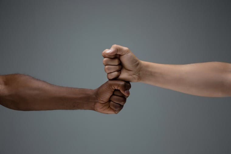 Cliente que xingou frentista de “macaco” e o agrediu com soco na boca é condenada a um ano de prisão