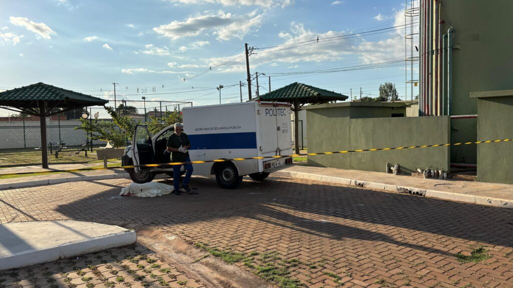 Dupla com tornozeleira eletrônica é executada dentro de condomínio residencial em Várzea Grande