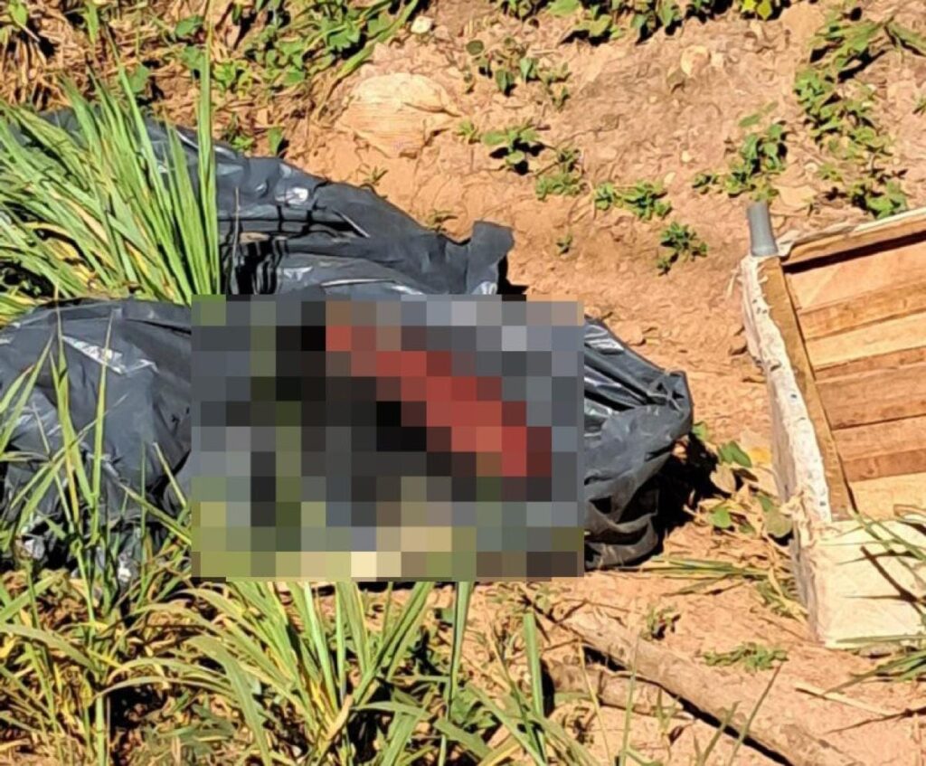 Homem é encontrado morto com fio de aço no pescoço e enrolado em lona