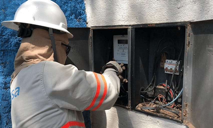 Justiça condena Energisa a pagar R$ 20 mil por deixar moradores sem energia em Várzea Grande