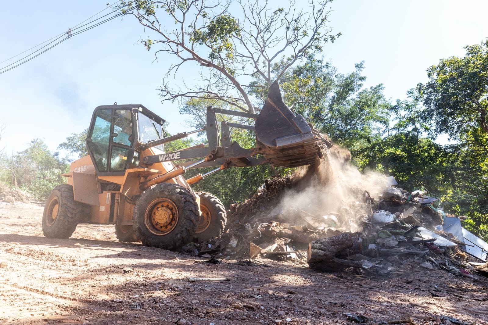 Limpurb retira mais de 100 toneladas de lixo de bolsão no Morada do Ouro II
