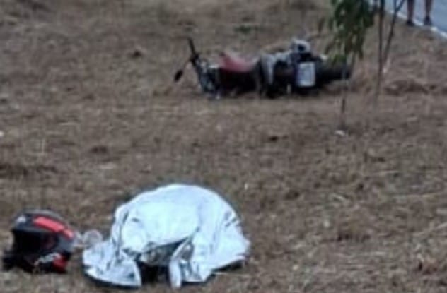 Motociclista de 22 anos morre após perder controle da moto e colidir com placa em avenida de Cuiabá