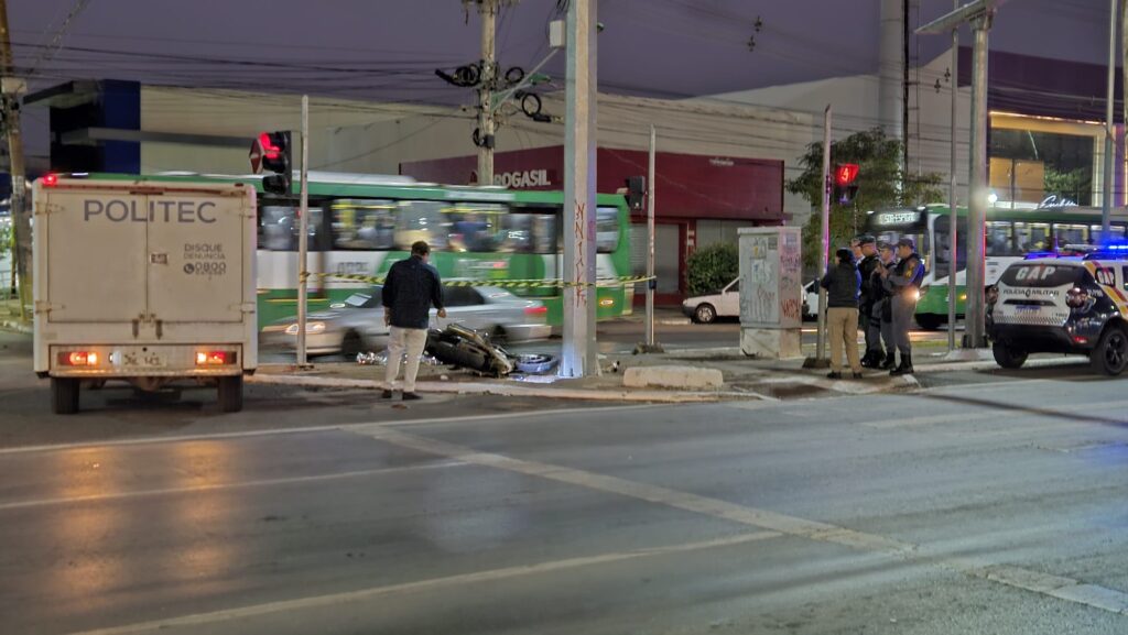 Motociclista morre após perder controle de moto e bater em poste em avenida de Cuiabá