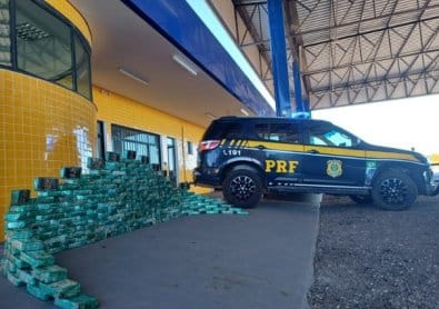 Motorista e passageiro são presos com drogas escondidas em caminhão boiadeiro